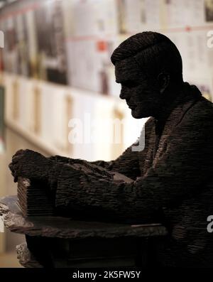 Silhouette di Alan Turing, Bletchley Park, nel C Block Museum. Foto Stock