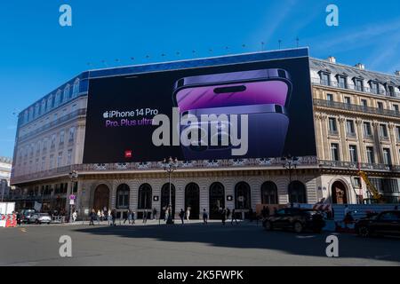 IPhone 14 Pro poster pubblicitario che copre le impalcature dei lavori di restauro sulla facciata di un edificio che ospita un Apple Store a Parigi, Francia Foto Stock