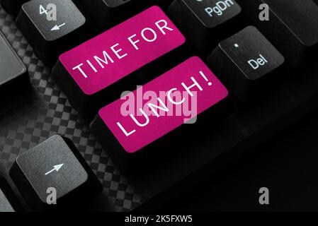 Scrittura con visualizzazione dell'ora del testo per il pranzo. Business Overview momento di mangiare pausa dal lavoro relax mangiare drink riposo Foto Stock