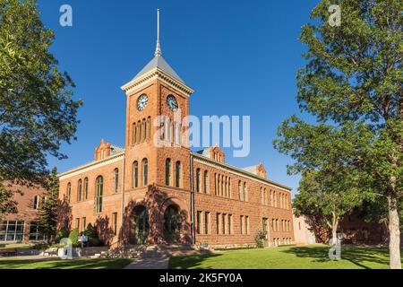 FLAGSTAFF, ARIZONA - 1 SETTEMBRE 2022: Edificio della corte superiore della contea di Coconino. Antico palazzo di giustizia in pietra rossa. Foto Stock