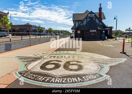 FLAGSTAFF, ARIZONA, USA - 1 SETTEMBRE 2022: Stazione ferroviaria storica di Flagstaff. Si trova sulla Route 66 ed è precedentemente conosciuta come Atchison, Topeka Foto Stock