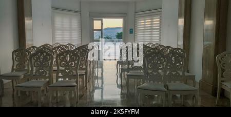 Sedie in una sala conferenze al mattino. Vista frontale dell'interno di un auditorium di lusso con posti vuoti. Foto donload Foto Stock