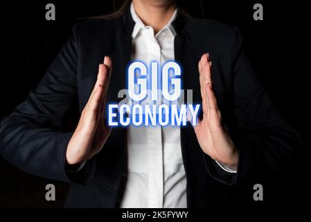 Cartello di testo che mostra Gig Economy. Approccio aziendale un sistema di mercato caratterizzato da posti di lavoro e contratti a breve termine Foto Stock