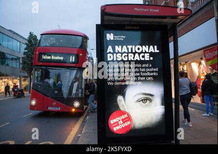 Londra, Regno Unito, 7 ottobre 2022: Il Royal College of Nursing (RCN) ha pubblicato una serie di manifesti che chiedono un miglioramento delle retribuzioni e delle risorse per gli infermieri, recanti il logo Engerough is Engerough. La RCN sta balloing 300.000 membri sopra l'azione possibile di colpo. È stata fatta un’offerta retributiva al di sotto dell’inflazione del 5%, ma molte infermiere stanno abbandonando la professione a causa dello stress e della scarsa retribuzione, nonostante siano state acclamate come lavoratori chiave durante la pandemia. I titoli dei poster includono "Una vergogna nazionale", "Proteggi quelli che ti amo" e "la carenza di personale costa la vita". Anna Watson/Alamy Live News Foto Stock