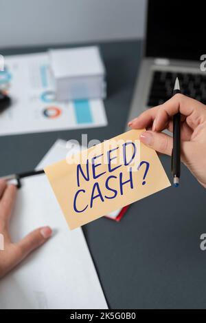 Il testo scritto a mano richiede una domanda in contanti. Approccio aziendale chiedendo a qualcuno se avete bisogno di soldi extra o non Foto Stock