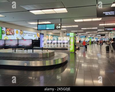 VIENNA, AUSTRIA - 13 SETTEMBRE 2022: Passeggeri all'aeroporto internazionale di Vienna, zona della cintura bagagli. Foto Stock