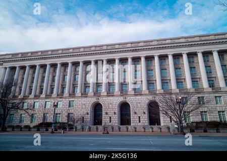 L'edificio IRS, sede del Servizio Entrate interne, nel centro di Washington, D.C. visto da Constitution Avenue NW durante una giornata invernale. Basso Foto Stock