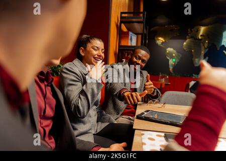 Gruppo di persone affariste multirazziali stanno ridendo e godendosi Foto Stock