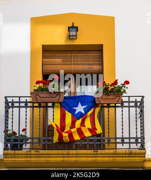 La bandiera di indipendenti flutters Catalogna sul balcone, decorato con fiori in vaso. Vilafranca del Penedes, Catalogna, Spagna Foto Stock