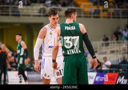 Atene, Lombardia, Grecia. 6th Ott 2022. 11 MARIO HEZONJA del Real Madrid con 37 MATEUSZ.PONITKA di Panathinaikos BC in azione durante la partita di pallacanestro della Turkish Airlines Eurolega tra Panathinaikos Athens BC e Real Madrid all'OAKA ALTION Arena il 6 ottobre 2022 ad Atene, Grecia. (Credit Image: © Stefanos Kyriazis/ZUMA Press Wire) Foto Stock