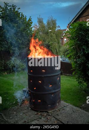 Un falò ardente in un tamburo di petrolio adattato in un giardino a Billingshurst, West Sussex, Regno Unito. Foto Stock