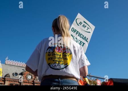 Slough, Berkshire, Regno Unito. 8th ottobre 2022. I dipendenti che lavorano alla stazione ferroviaria di Slough stavano picketing fuori dalla stazione oggi mentre si sono Uniti al National Rail Strike. Colpiscono i posti di lavoro, le retribuzioni e le condizioni delle ferrovie. Ai passeggeri è stato consigliato di non viaggiare oggi, tuttavia alcuni treni GWR erano ancora in funzione da Slough a Paddington. Si discute molto sulla necessità di tenere le biglietterie, tuttavia molte biglietterie sono in via di chiusura, con conseguenti potenziali perdite di posti di lavoro. Credit: Maureen McLean/Alamy Live News Foto Stock