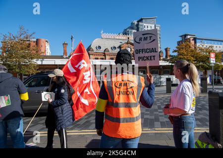 Slough, Berkshire, Regno Unito. 8th ottobre 2022. I dipendenti che lavorano alla stazione ferroviaria di Slough stavano picketing fuori dalla stazione oggi mentre si sono Uniti al National Rail Strike. Colpiscono i posti di lavoro, le retribuzioni e le condizioni delle ferrovie. Ai passeggeri è stato consigliato di non viaggiare oggi, tuttavia alcuni treni GWR erano ancora in funzione da Slough a Paddington. Si discute molto sulla necessità di tenere le biglietterie, tuttavia molte biglietterie sono in via di chiusura, con conseguenti potenziali perdite di posti di lavoro. Credit: Maureen McLean/Alamy Live News Foto Stock