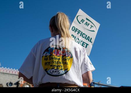 Slough, Berkshire, Regno Unito. 8th ottobre 2022. I dipendenti che lavorano alla stazione ferroviaria di Slough stavano picketing fuori dalla stazione oggi mentre si sono Uniti al National Rail Strike. Colpiscono i posti di lavoro, le retribuzioni e le condizioni delle ferrovie. Ai passeggeri è stato consigliato di non viaggiare oggi, tuttavia alcuni treni GWR erano ancora in funzione da Slough a Paddington. Si discute molto sulla necessità di tenere le biglietterie, tuttavia molte biglietterie sono in via di chiusura, con conseguenti potenziali perdite di posti di lavoro. Credit: Maureen McLean/Alamy Live News Foto Stock