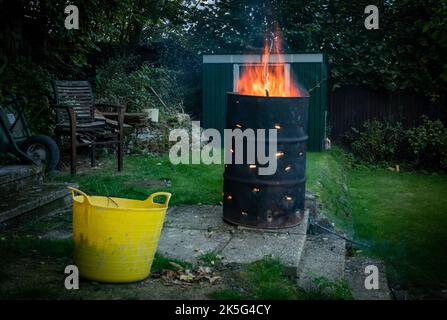 Un falò ardente in un tamburo di petrolio adattato in un giardino a Billingshurst, West Sussex, Regno Unito. Foto Stock