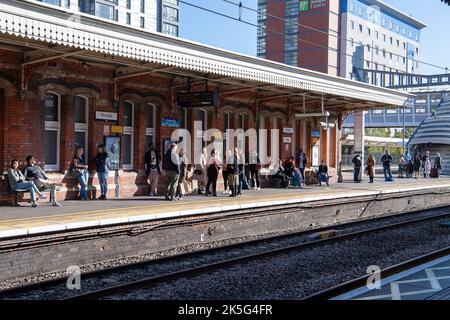 Slough, Berkshire, Regno Unito. 8th ottobre 2022. I dipendenti che lavorano alla stazione ferroviaria di Slough stavano picketing fuori dalla stazione oggi mentre si sono Uniti al National Rail Strike. Colpiscono i posti di lavoro, le retribuzioni e le condizioni delle ferrovie. Ai passeggeri è stato consigliato di non viaggiare oggi, tuttavia alcuni treni GWR erano ancora in funzione da Slough a Paddington. Si discute molto sulla necessità di tenere le biglietterie, tuttavia molte biglietterie sono in via di chiusura, con conseguenti potenziali perdite di posti di lavoro. Credit: Maureen McLean/Alamy Live News Foto Stock