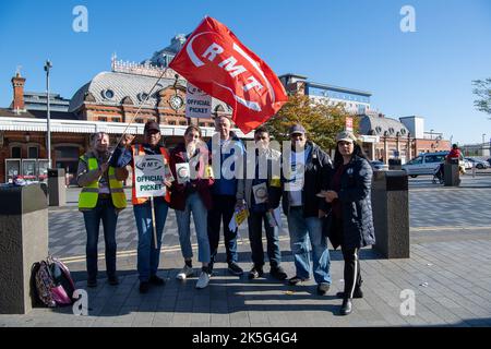 Slough, Berkshire, Regno Unito. 8th ottobre 2022. I dipendenti che lavorano alla stazione ferroviaria di Slough stavano picketing fuori dalla stazione oggi mentre si sono Uniti al National Rail Strike. Colpiscono i posti di lavoro, le retribuzioni e le condizioni delle ferrovie. Ai passeggeri è stato consigliato di non viaggiare oggi, tuttavia alcuni treni GWR erano ancora in funzione da Slough a Paddington. Si discute molto sulla necessità di tenere le biglietterie, tuttavia molte biglietterie sono in via di chiusura, con conseguenti potenziali perdite di posti di lavoro. Credit: Maureen McLean/Alamy Live News Foto Stock