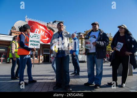 Slough, Berkshire, Regno Unito. 8th ottobre 2022. I dipendenti che lavorano alla stazione ferroviaria di Slough stavano picketing fuori dalla stazione oggi mentre si sono Uniti al National Rail Strike. Colpiscono i posti di lavoro, le retribuzioni e le condizioni delle ferrovie. Ai passeggeri è stato consigliato di non viaggiare oggi, tuttavia alcuni treni GWR erano ancora in funzione da Slough a Paddington. Si discute molto sulla necessità di tenere le biglietterie, tuttavia molte biglietterie sono in via di chiusura, con conseguenti potenziali perdite di posti di lavoro. Credit: Maureen McLean/Alamy Live News Foto Stock