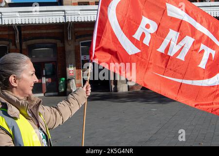 Slough, Berkshire, Regno Unito. 8th ottobre 2022. I dipendenti che lavorano alla stazione ferroviaria di Slough stavano picketing fuori dalla stazione oggi mentre si sono Uniti al National Rail Strike. Colpiscono i posti di lavoro, le retribuzioni e le condizioni delle ferrovie. Ai passeggeri è stato consigliato di non viaggiare oggi, tuttavia alcuni treni GWR erano ancora in funzione da Slough a Paddington. Si discute molto sulla necessità di tenere le biglietterie, tuttavia molte biglietterie sono in via di chiusura, con conseguenti potenziali perdite di posti di lavoro. Credit: Maureen McLean/Alamy Live News Foto Stock