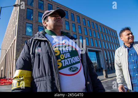 Slough, Berkshire, Regno Unito. 8th ottobre 2022. I dipendenti che lavorano alla stazione ferroviaria di Slough stavano picketing fuori dalla stazione oggi mentre si sono Uniti al National Rail Strike. Colpiscono i posti di lavoro, le retribuzioni e le condizioni delle ferrovie. Ai passeggeri è stato consigliato di non viaggiare oggi, tuttavia alcuni treni GWR erano ancora in funzione da Slough a Paddington. Si discute molto sulla necessità di tenere le biglietterie, tuttavia molte biglietterie sono in via di chiusura, con conseguenti potenziali perdite di posti di lavoro. Credit: Maureen McLean/Alamy Live News Foto Stock