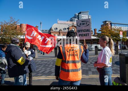 Slough, Berkshire, Regno Unito. 8th ottobre 2022. I dipendenti che lavorano alla stazione ferroviaria di Slough stavano picketing fuori dalla stazione oggi mentre si sono Uniti al National Rail Strike. Colpiscono i posti di lavoro, le retribuzioni e le condizioni delle ferrovie. Ai passeggeri è stato consigliato di non viaggiare oggi, tuttavia alcuni treni GWR erano ancora in funzione da Slough a Paddington. Si discute molto sulla necessità di tenere le biglietterie, tuttavia molte biglietterie sono in via di chiusura, con conseguenti potenziali perdite di posti di lavoro. Credit: Maureen McLean/Alamy Live News Foto Stock