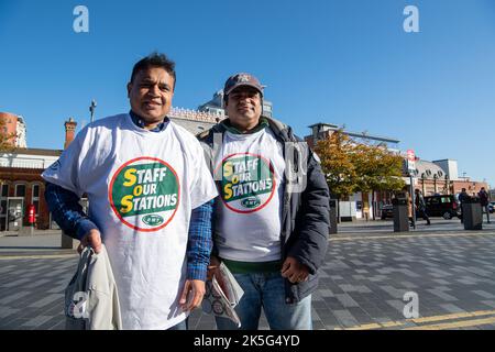 Slough, Berkshire, Regno Unito. 8th ottobre 2022. I dipendenti che lavorano alla stazione ferroviaria di Slough stavano picketing fuori dalla stazione oggi mentre si sono Uniti al National Rail Strike. Colpiscono i posti di lavoro, le retribuzioni e le condizioni delle ferrovie. Ai passeggeri è stato consigliato di non viaggiare oggi, tuttavia alcuni treni GWR erano ancora in funzione da Slough a Paddington. Si discute molto sulla necessità di tenere le biglietterie, tuttavia molte biglietterie sono in via di chiusura, con conseguenti potenziali perdite di posti di lavoro. Credit: Maureen McLean/Alamy Live News Foto Stock