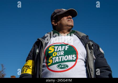 Slough, Berkshire, Regno Unito. 8th ottobre 2022. I dipendenti che lavorano alla stazione ferroviaria di Slough stavano picketing fuori dalla stazione oggi mentre si sono Uniti al National Rail Strike. Colpiscono i posti di lavoro, le retribuzioni e le condizioni delle ferrovie. Ai passeggeri è stato consigliato di non viaggiare oggi, tuttavia alcuni treni GWR erano ancora in funzione da Slough a Paddington. Si discute molto sulla necessità di tenere le biglietterie, tuttavia molte biglietterie sono in via di chiusura, con conseguenti potenziali perdite di posti di lavoro. Credit: Maureen McLean/Alamy Live News Foto Stock