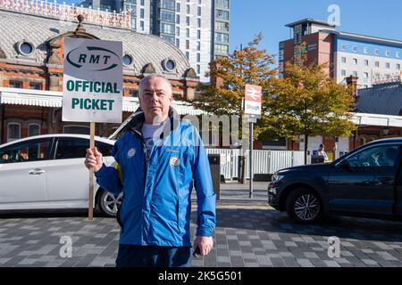 Slough, Berkshire, Regno Unito. 8th ottobre 2022. I dipendenti che lavorano alla stazione ferroviaria di Slough stavano picketing fuori dalla stazione oggi mentre si sono Uniti al National Rail Strike. Colpiscono i posti di lavoro, le retribuzioni e le condizioni delle ferrovie. Ai passeggeri è stato consigliato di non viaggiare oggi, tuttavia alcuni treni GWR erano ancora in funzione da Slough a Paddington. Si discute molto sulla necessità di tenere le biglietterie, tuttavia molte biglietterie sono in via di chiusura, con conseguenti potenziali perdite di posti di lavoro. Credit: Maureen McLean/Alamy Live News Foto Stock