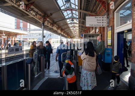 Slough, Berkshire, Regno Unito. 8th ottobre 2022. I dipendenti che lavorano alla stazione ferroviaria di Slough stavano picketing fuori dalla stazione oggi mentre si sono Uniti al National Rail Strike. Colpiscono i posti di lavoro, le retribuzioni e le condizioni delle ferrovie. Ai passeggeri è stato consigliato di non viaggiare oggi, tuttavia alcuni treni GWR erano ancora in funzione da Slough a Paddington. Si discute molto sulla necessità di tenere le biglietterie, tuttavia molte biglietterie sono in via di chiusura, con conseguenti potenziali perdite di posti di lavoro. Credit: Maureen McLean/Alamy Live News Foto Stock