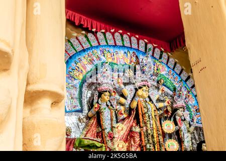 Foto di Durga Idol in una casa zamindar nel Sud 24 Parganas. Il Pujo, risalente a circa 350 anni fa, è molto famoso in questa regione. Foto Stock