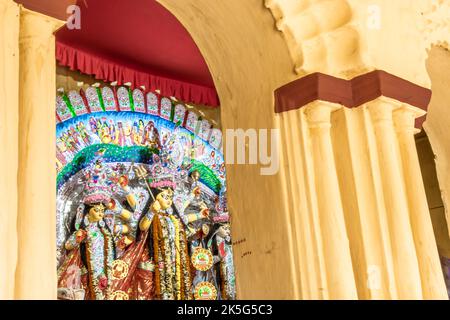 Foto di Durga Idol in una casa zamindar nel Sud 24 Parganas. Il Pujo, risalente a circa 350 anni fa, è molto famoso in questa regione. Foto Stock