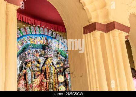 Foto di Durga Idol in una casa zamindar nel Sud 24 Parganas. Il Pujo, risalente a circa 350 anni fa, è molto famoso in questa regione. Foto Stock