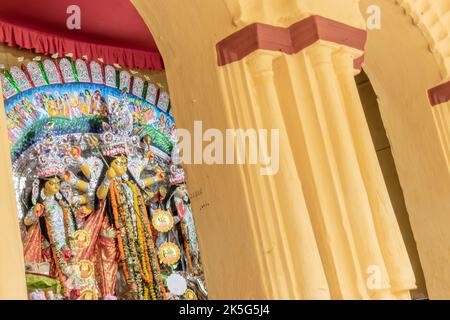 Foto di Durga Idol in una casa zamindar nel Sud 24 Parganas. Il Pujo, risalente a circa 350 anni fa, è molto famoso in questa regione. Foto Stock