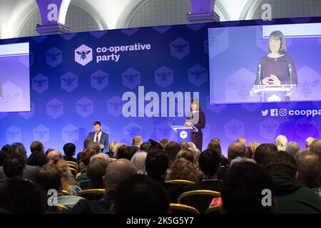 The Co-operated Party Conference 2022, Queens Hotel, Leeds, Yorkshire, Inghilterra, REGNO UNITO. 8th Ott 2022. Rachel Reeves, deputato del Cancelliere ombra, intervenendo alla Conferenza annuale del Partito cooperativo. Credit: Alan Beastall/Alamy Live News Foto Stock