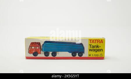 Automodell DDR Tatra 813 Tanksattelzug, Maßstab 1/120, Verpackung VEB Modell-Konstrukt Foto Stock