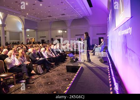 The Co-operated Party Conference 2022, Queens Hotel, Leeds, Yorkshire, Inghilterra, REGNO UNITO. 8th Ott 2022. Lisa Nandy MP, Shadow Secretary of state for Levelling-Up, Housing and Communities intervenendo alla Conferenza annuale del Partito cooperativo. Credit: Alan Beastall/Alamy Live News Foto Stock