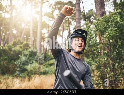 Uomo di mountain bike festeggia il successo, il successo e l'obiettivo nella foresta, boschi o Norvegia parco gara di ciclismo vincitore. Felice, eccitato ed orgoglio Foto Stock