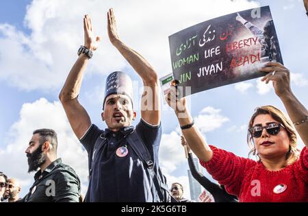 L'Aia, Paesi Bassi. 08th Ott 2022. 2022-10-08 13:49:26:19 L'AIA - attivisti durante una manifestazione sul Malieveld dopo la morte dell'iraniano Mahsa Amini. La manifestazione è rivolta al regime iraniano. ANP EVA PLEVIER netherlands OUT - belgium OUT Credit: ANP/Alamy Live News Foto Stock