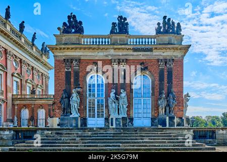 Ala laterale del Neues Palais (Palazzo nuovo) sul lato destro del cortile, Parco Sanssouci, Potsdam, Brandeburgo, Germania. Foto Stock