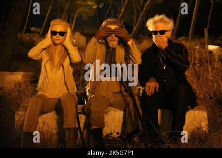 JOHN HURT, JIM JARMUSCH E TILDA SWINTON IN SOLI AMANTI LASCIATI VIVI (2013), DIRETTO DA JIM JARMUSCH. Copyright: Solo per uso editoriale. Non sono previsti merchandising o copertine per libri. Si tratta di un documento distribuito pubblicamente. Solo diritti di accesso, nessuna licenza di copyright fornita. Solo da riprodurre in concomitanza con la promozione di questo film. Credito: SOCIETÀ di IMMAGINI REGISTRATE / Album Foto Stock