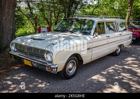 Falcon Heights, MN - 18 giugno 2022: Vista frontale ad angolo in prospettiva alta di un vagone Ford Falcon Station 1963 ad una fiera di automobili locale. Foto Stock