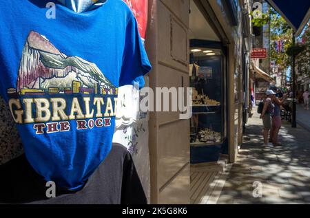 Gibilterra. 5th settembre 2022. Primo piano della t-shirt blu in mostra all'esterno di un negozio di souvenir in Main Street, Gibilterra. Foto Stock