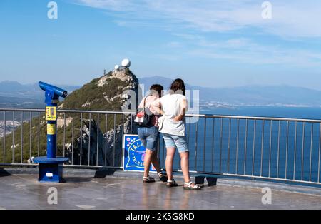 Turisti sulla piattaforma panoramica presso la stazione della funivia, che si trova sulla riserva naturale di Upper Rock a Gibilterra. Foto Stock