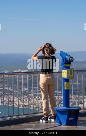 I turisti scattano foto sulla piattaforma panoramica presso la stazione in cima alla funivia, che si trova sulla riserva naturale di Upper Rock a Gibilterra. Foto Stock