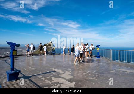 Turisti sulla piattaforma panoramica presso la stazione della funivia, che si trova sulla riserva naturale di Upper Rock a Gibilterra. Foto Stock