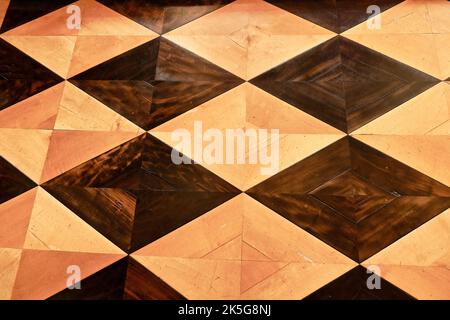 Parquet eseguito in una struttura a scacchiera, Neues Palais (Palazzo nuovo), Parco Sanssouci, Potsdam, Brandeburgo, Germania, Stato 6 agosto 2021. Foto Stock