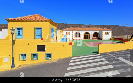 Una scuola colorata con un parco giochi ad Ajuy, Pajara, Las Palmas, Fuerteventura, Isole Canarie Foto Stock