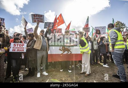 L'Aia, Paesi Bassi. 08th Ott 2022. 2022-10-08 14:14:31:19 L'AIA - attivisti durante una manifestazione sul Malieveld dopo la morte dell'iraniano Mahsa Amini. La manifestazione è rivolta al regime iraniano. ANP EVA PLEVIER netherlands OUT - belgium OUT Credit: ANP/Alamy Live News Foto Stock