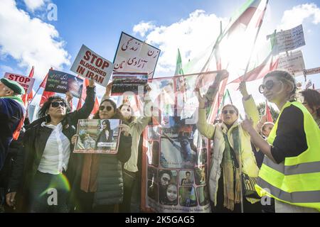 L'Aia, Paesi Bassi. 08th Ott 2022. 2022-10-08 14:15:52:19 L'AIA - attivisti durante una manifestazione sul Malieveld dopo la morte dell'iraniano Mahsa Amini. La manifestazione è rivolta al regime iraniano. ANP EVA PLEVIER netherlands OUT - belgium OUT Credit: ANP/Alamy Live News Foto Stock