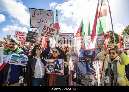 L'Aia, Paesi Bassi. 08th Ott 2022. 2022-10-08 14:16:15:19 L'AIA - attivisti durante una manifestazione sul Malieveld dopo la morte dell'iraniano Mahsa Amini. La manifestazione è rivolta al regime iraniano. ANP EVA PLEVIER netherlands OUT - belgium OUT Credit: ANP/Alamy Live News Foto Stock